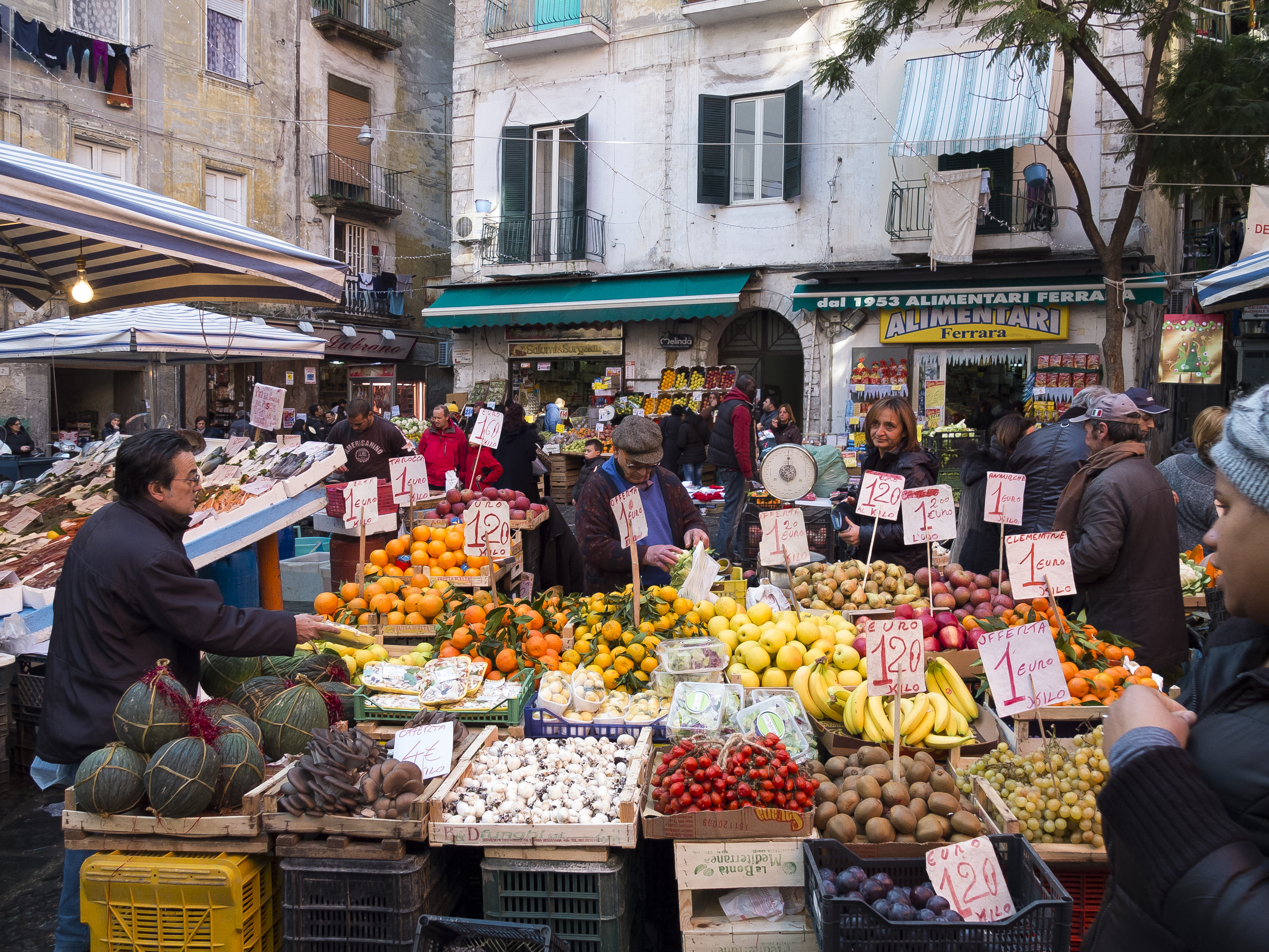 Naples Street Food & history mix